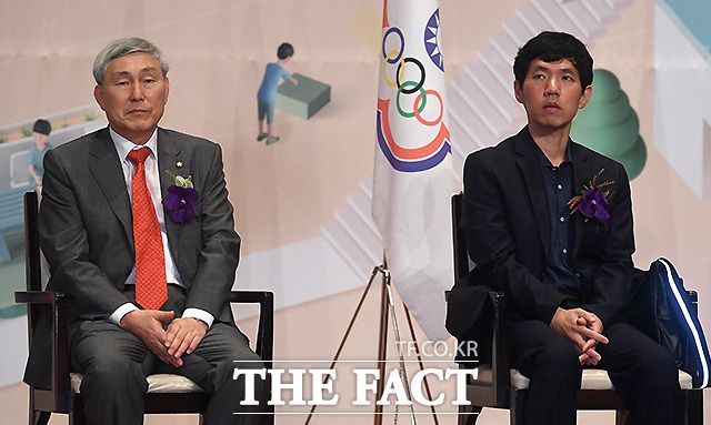 국회의원 시절 조훈현(왼쪽)과 제자 이창호 9단. l 더팩트