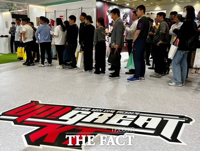 KT 위즈를 테마로 한 피칭 체험존에 긴 줄이 늘어서 있다. /조소현 기자