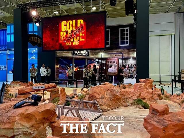 가장 많은 시선과 발걸음을 끌어낸 건 'AI 골드러시' 부스였다. 관람객들은 가상현실(VR) 기기를 착용한 채 RC카에 부착된 카메라 영상을 보며 레이싱 및 슈팅 게임을 체험할 수 있었다. /조소현 기자