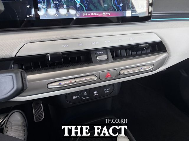 기아 EV4의 센터페시아. 햅틱 방식으로 작동하는 터치 버튼이 'HOME', 'MAP', 'SEARCH' 등 주요 기능을 지원하며 물리 버튼은 온도 조절과 비상등 등 최소한으로만 배치됐다. /황지향 기자