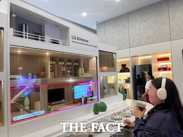 LG전자 전시관을 찾은 관람객이 AI홈 기능을 살펴보고 있다. /조소현 기자
