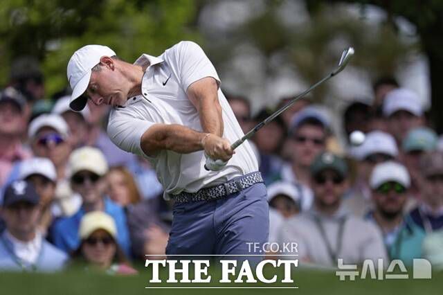 로리 맥길로이가 마스터스 토너먼트에서 정교한 아이언 샷을 날리고 있다. 맥길로이는 연장전에서 아이언 샷의 우위를 점하며 우승, 커리어 그랜드슬램을 완성했다. /AP.뉴시스