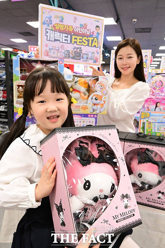 이마트는 어린이날을 맞아 다음달 6일까지 헬로카봇, 또봇 등 완구 제품 일부를 최대 50% 할인해 판매한다.