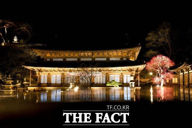 최우수상(교구장스님상) 수상자인 김찬일 씨의 출품작 '매화향 가득한 밤./화엄사