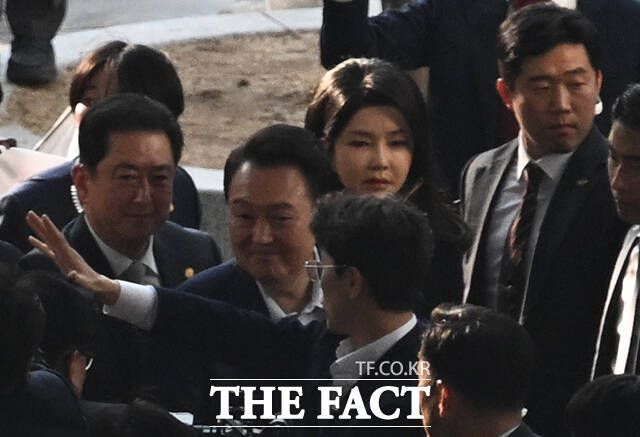검찰은 무속인 '건진법사' 전성배(65) 씨가 윤석열 전 대통령과 김건희 여사와의 친분을 과시하며 선거 공천 과정에 영향력을 행사한 정황을 포착하고 수사에 속도를 내고 있다. 검찰은 25일 김 여사의 도이치모터스 주가조작 의혹 사건도 다시 수사하기로 결정하면서 칼끝이 김 여사로 향할지 주목된다. /박헌우 기자