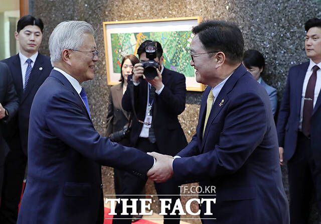 우원식 국회의장과 인사하는 문재인 전 대통령(왼쪽).