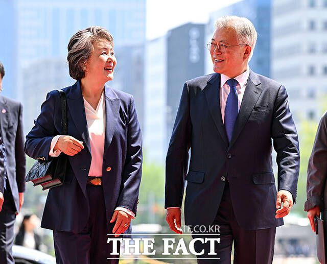 밝은 표정으로 국회 들어서는 문재인 전 대통령과 김정숙 여사(왼쪽).