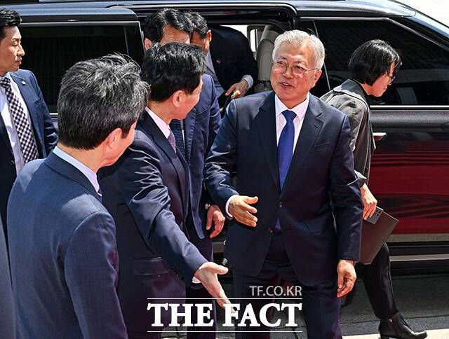 김민기 국회사무총장(가운데) 안내 받으며 이동하는 문재인 전 대통령(오른쪽).