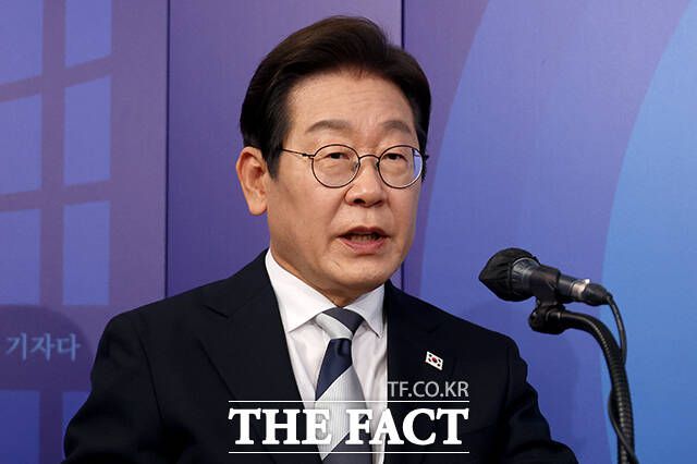이재명 더불어미주당 대선 경선 후보는 25일 '4.27 판문점 선언 7주년 기념식'"우리에게 평화는 생존이고 번영이다. 저, 이재명은 흔들림 없이 평화의 길, 성장의 길을 걸어가겠다. 국민과 함께라면, 반드시 해낼 수 있다"고 했다. /국회사진취재단
