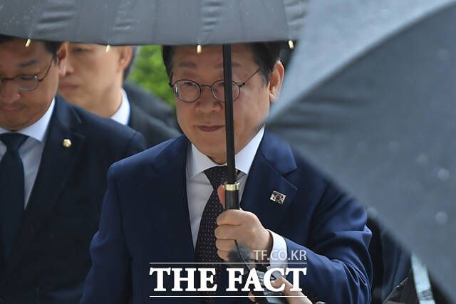 이재명 더불어민주당 대선 경선 후보의 공직선거법 위반 사건이 대법원 전원합의체에 회부되면서 민주당 안팎에선 긴장감이 감돌고 있다 /장윤석 기자