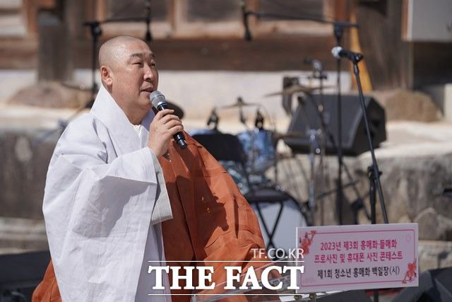 "2025년 홍매화는 분열된 사회의 갈등을 치유하는 '국민 홍매화'로 자리매김했다"고 소감을 밝힌 지리산 대화엄사 주지 덕문스님./화엄사
