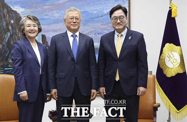 기념사진 촬영하는 김정숙 여사와 문재인 전 대통령, 우원식 국회의장(왼쪽부터).