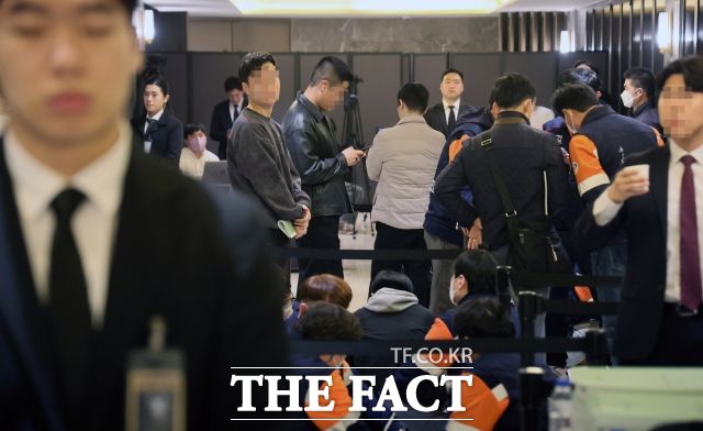 지난달 28일 서울 용산구 몬드리안 호텔에서 열린 고려아연 정기주주총회장 입구에 관계자들이 몰려 어수선한 분위기를 연출하고 있다. 최윤범 회장의 고려아연은 이날 주주총회에서 영풍의 의결권을 제한하면서 표 대결에 승리했다. /남윤호 기자