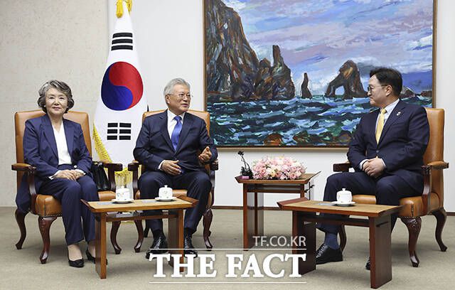 우원식 국회의장(오른쪽)과 대화하는 문재인 전 대통령(가운데).