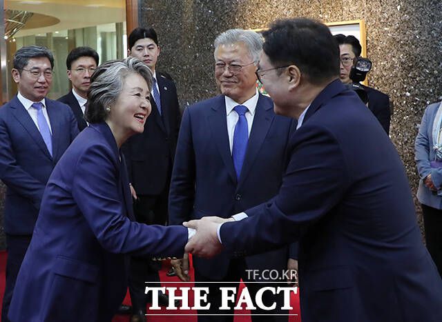 우원식 국회의장과 인사하는 김정숙 여사(왼쪽).