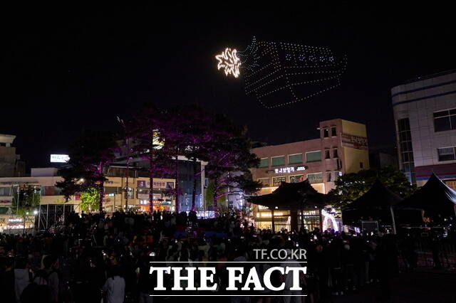 제64회 아산 성웅 이순신 축제의 드론라이트쇼–'하늘 위에 그리는 영웅의 길'에서 800대의 드론이 이순신 장군의 일대기를 환상적인 빛으로 연출했다./아산시