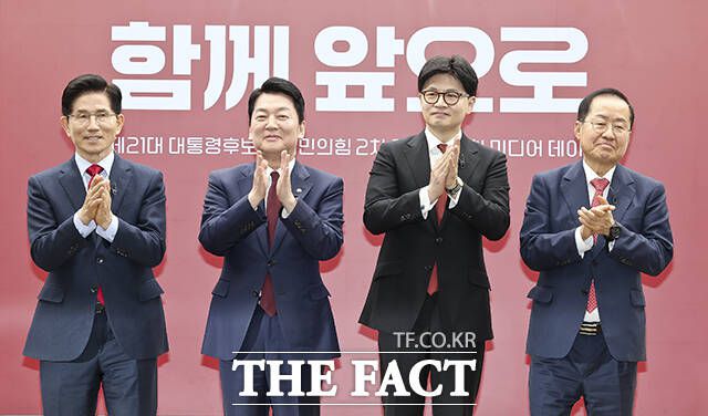 한덕수 대통령 권한대행 겸 국무총리의 대선 출마설에 반대했던 한동훈·홍준표 국민의힘 경선 후보가 한 대행과 단일화 가능성을 열었다. 사진은 김문수, 안철수, 한동훈, 홍준표 후보(왼쪽부터)가 23일 서울 여의도 국민의힘 중앙당사에서 열린 2차 경선 토론회 미디어데이에서 박수를 치는 모습. /국회사진취재단