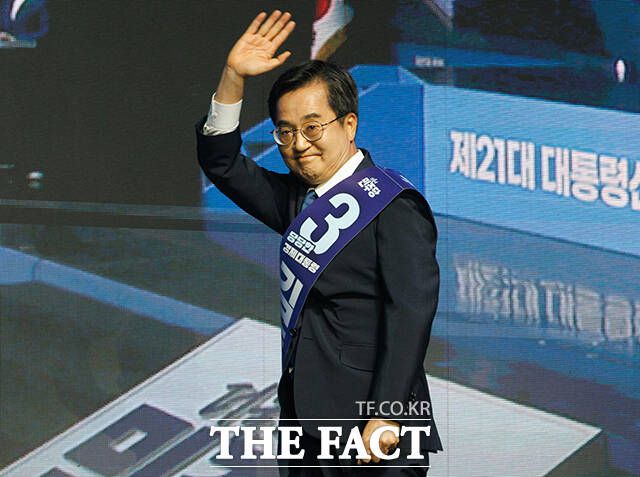 반면 반전의 실마리를 만들지 못한 김동연 후보는 "특정 후보에게 90% 가까운 표가 몰아지는 것은 민주당으로 봐서도 건강하지 않다"며 불편한 심기를 드러냈다. /장윤석 기자