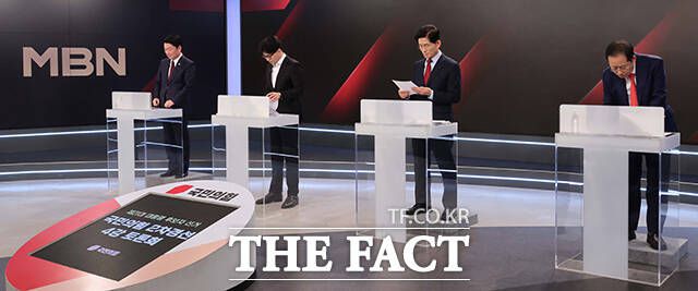 토론회 시작 전 자료 살펴보는 후보들.