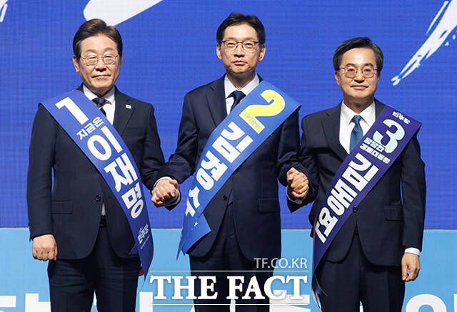 이재명·김경수·김동연 더불어민주당 대선 경선 후보가 26일 광주 서구 김대중컨벤션센터에서 열린 제21대 대통령선거 후보자 선출을 위한 호남권 합동연설회에서 기념촬영을 하고 있다. /광주=장윤석 기자