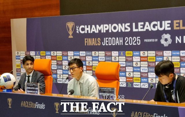 광주FC의 이정효 감독이 26일 알 힐랄과 2024~2025 ACLE 8강전에서 0-7로 대패한 후 기자회견에서 소감을 밝히고 있다./제다=K리그