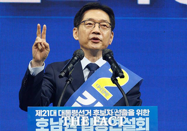 영남권보다 다소 낮은 득표율을 기록한 김경수 후보는 "비록 처음부터 압도적 지지를 받는 후보가 있었다"면서도 "경선 치르는 과정에서 비전과 정책 중심으로, 네거티브 없는, 그리고 대선에서 본선에서의 경쟁력을 높일 수 있는 그런 경선으로 치러졌다"고 평가했다./장윤석 기자