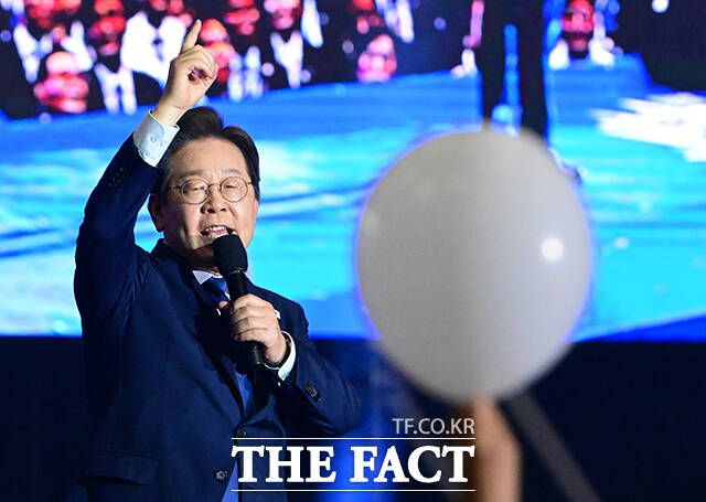 더불어민주당 제21대 대통령 선거 후보자로 이재명 후보가 압도적 득표율 속에 27일 최종 선출됐다. 이 후보는 "반드시 승리하고 정권을 탈환하겠다"며 "더 낮은 자세로 국민통합 책임을 다하겠다"고 밝혔다. /박헌우 기자