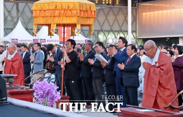 최민호 세종시장을 비롯한 기관장들이 26일 열린 봉축법요식에 참석하고 있다. /김형중 기자