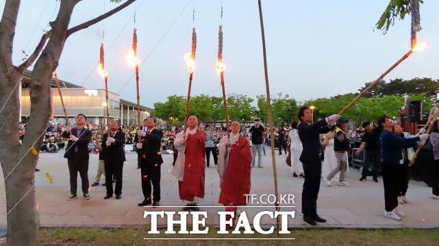 최민호 세종시장(왼쪽 3번째)을 비롯한 기관장들이 26일 세종중앙·호수공원 일원에서 열린 2025 세종낙화축제에서 낙화봉에 불을 붙이고 있다. /김형중 기자