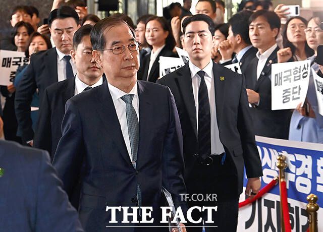 더불어민주당이 한덕수 대통령 권한대행 겸 국무총리 출마설을 꺼내든 국민의힘을 겨냥해 "'윤석열 시즌2'를 꿈꾸냐"고 일갈했다. 지난 24일 국회에 방문한 한 권한대행. /박헌우 기자