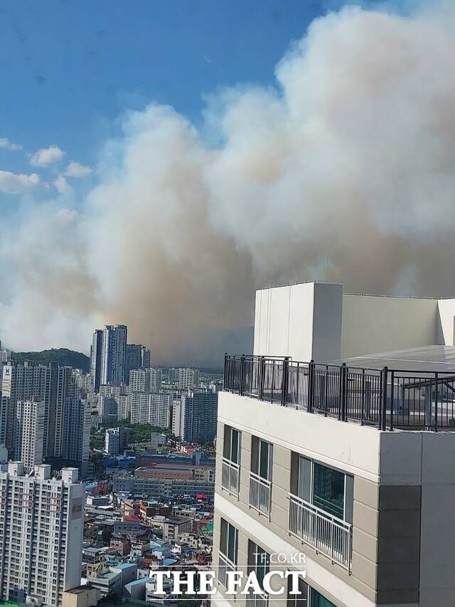 28일 오후 4시 대구 도심에서도 연기가 자욱한 북구 노곡동 함지산 산불을 볼 수 있다. /정창구 기자
