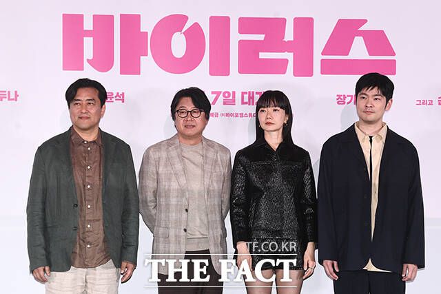 강이관 감독과 배우 김윤석, 배두나, 장기하(왼쪽부터)가 28일 오후 서울 용산구 CGV 용산아이파크몰에서 열린 영화 '바이러스' 언론배급시사회 및 기자간담회에 참석해 포즈를 취하고 있다. /서예원 기자