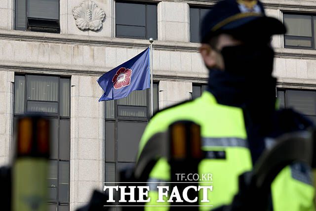 국민의힘 대선 경선 주자인 홍준표 전 대구시장이 공약으로 헌법재판소 폐지를 내놓으면서 윤석열 전 대통령 탄핵 인용 전후로 불거진 이른바 '헌재 폐지론'에 다시금 불을 지폈다. /사진공동취재단