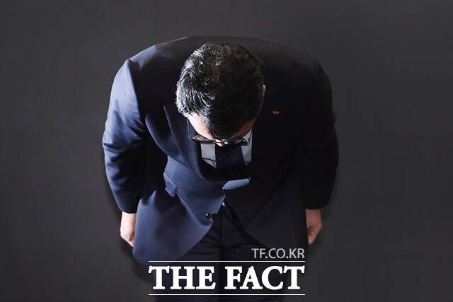 유영상 SK텔레콤 대표이사가 25일 오전 서울 중구 SKT타워에서 SK텔레콤 이용자 유심(USIM) 정보가 해커 공격으로 유출된 것과 관련해 사과하고 있다. /장윤석 기자