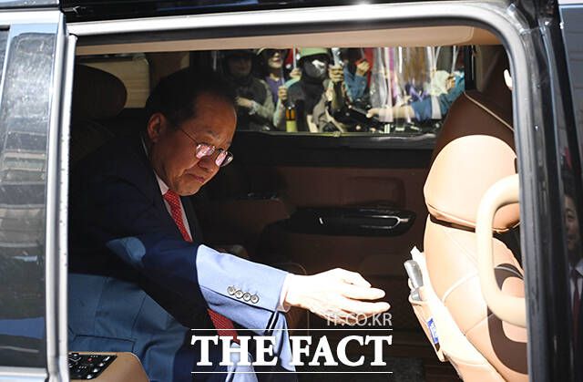 행사장 떠나는 홍준표.