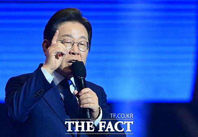 이같은 통합 행보는 당내 강성 지지층 결집에 주력했던 경선 국면과 결이 다른 행보로 볼 수 있다. 중도층과 무당층을 아우르지 않고는 본선에서의 압도적 득표율을 장담할 수 없다는 전략적 판단이 작용한 것으로 보인다. /박헌우 기자