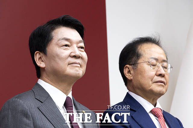 3차 경선 진출자들의 소감 듣는 안철수 후보(왼쪽)와 홍준표 후보.