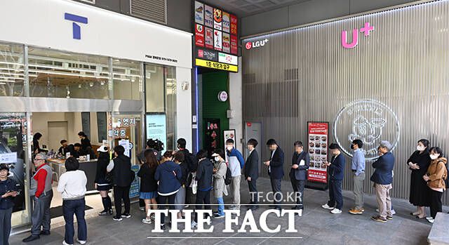 SK텔레콤이 전 고객을 대상으로 유심 무상 교체를 실시한 28일 오전 서울 광화문 T월드 대리점 앞은 유심 교체를 하려는 고객들이 줄을 길게 서 있다. /임영무 기자