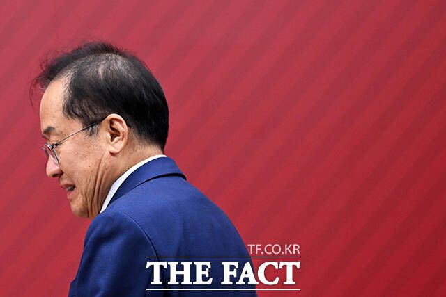 씁쓸한 표정의 홍준표.