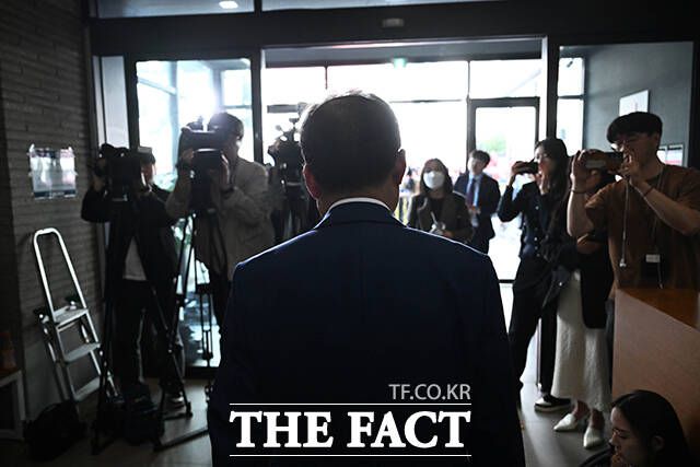 고개 숙인 홍준표.