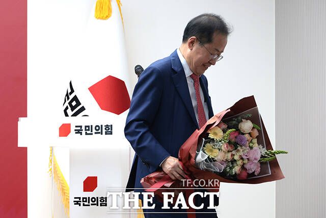 쓸쓸히 퇴장하는 홍준표 후보.