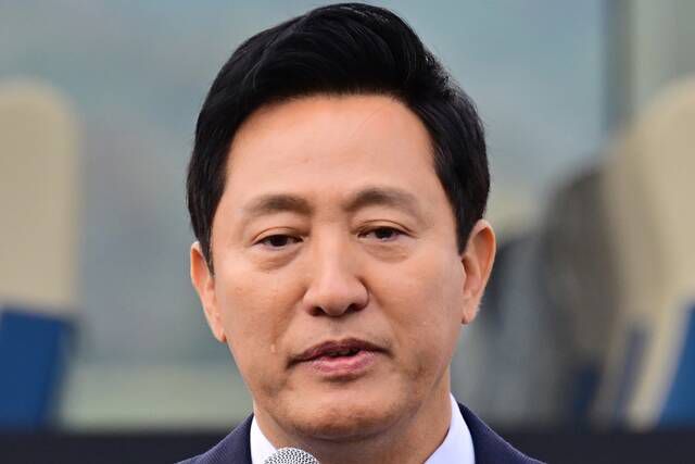 2024년 11월 25일 오후 경남 사천시 사남면 은성중공업 일원에서 개최된 한강버스 안전기원 진수식에 참석한 오세훈 서울시장이 축사 도중 눈물을 흘리고 있다. /뉴시스