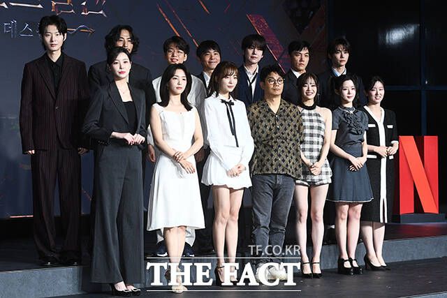 모델 최현준과 보드게임 마스터 티노, 대학생 박상연, 전 바둑기사 이세돌, 가수 규현, 프로 포커 플레이어 세븐하이, 방송인 정현규, 손은유 변호사, 성형외과 의사 김하린, 가수 츄, 정종연 PD, 배우 윤소희, 아나운서 강지영, 미스코리아 이승현(왼쪽부터)이 29일 오전 서울 마포구 호텔 나루 서울 엠갤러리에서 열린 넷플릭스 새 예능 '데블스 플랜: 데스룸' 제작발표회에 참석해 포즈를 취하고 있다. /서예원 기자