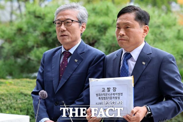 원순석 5·18기념재단 이사장(왼쪽)이 지난해 10월 서울 서초구 대검찰청 민원실 앞에서 노태우 전 대통령 일가에 대한 고발 취지를 설명하고 있다. /뉴시스