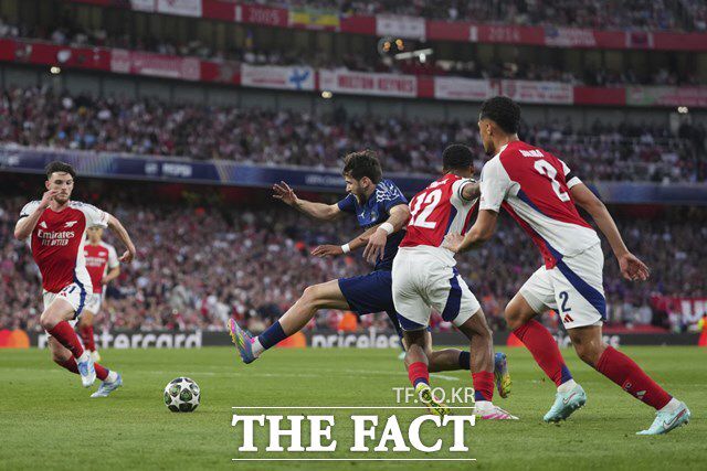 아스널의 왼쪽 공간을 지배한 PSG의 흐비차 크바라츠헬리아(가운데)의 경기 장면./런던=AP.뉴시스
