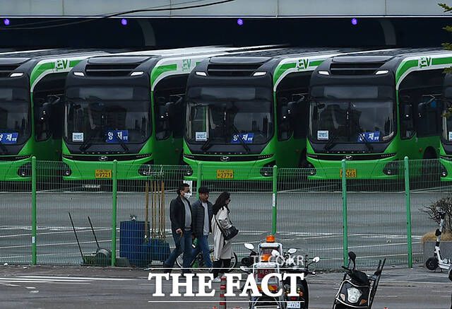 앞서 전국자동차노동조합연맹 서울시버스노동조합은 사측인 서울시버스운송사업조합과 전날 오후부터 임금·단체협약(임단협) 관련 조정회의를 벌였으나 합의점을 찾지 못했다. 조정 결렬에 노조는 이날 오전 4시 첫차부터 승객이 모두 착석한 후 출발하는 준법투쟁(안전운행)을 시작했다. /이동률 기자