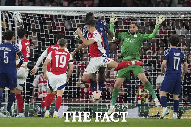 후반 2분 아스널의 프리킥 상황에서 헤더슛을 하고 있는 미켈 메리노(23번). 메리노의 슛은 잇따라 선방을 펼친 PSG 골키퍼 잔루이지 돈나룸마를 피해 골망을 흔들었으나 오프사이드로 판정됐다./런던=AP.뉴시스