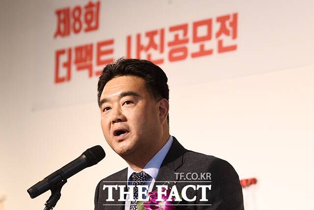 축사하는 이호재 한국사진기자협회장.