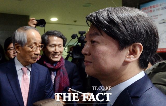 이처럼 전문가들은 윤여준 영입의 효과에 대해 서로 다른 평가를 내놓고 있지만, 공통으로 이 후보가 보수와 중도층으로의 외연 확장을 시도하고 있다는 데에는 의견을 모았다. /배정한 기자