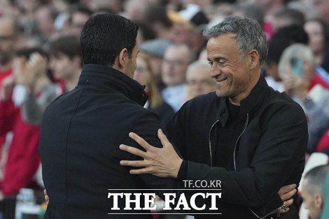 경기 전 선전을 다짐하는 PSG의 루이스 엔리케 감독(오른쪽)과 아스널의 미켈 아르테타 감독./런던=AP.뉴시스